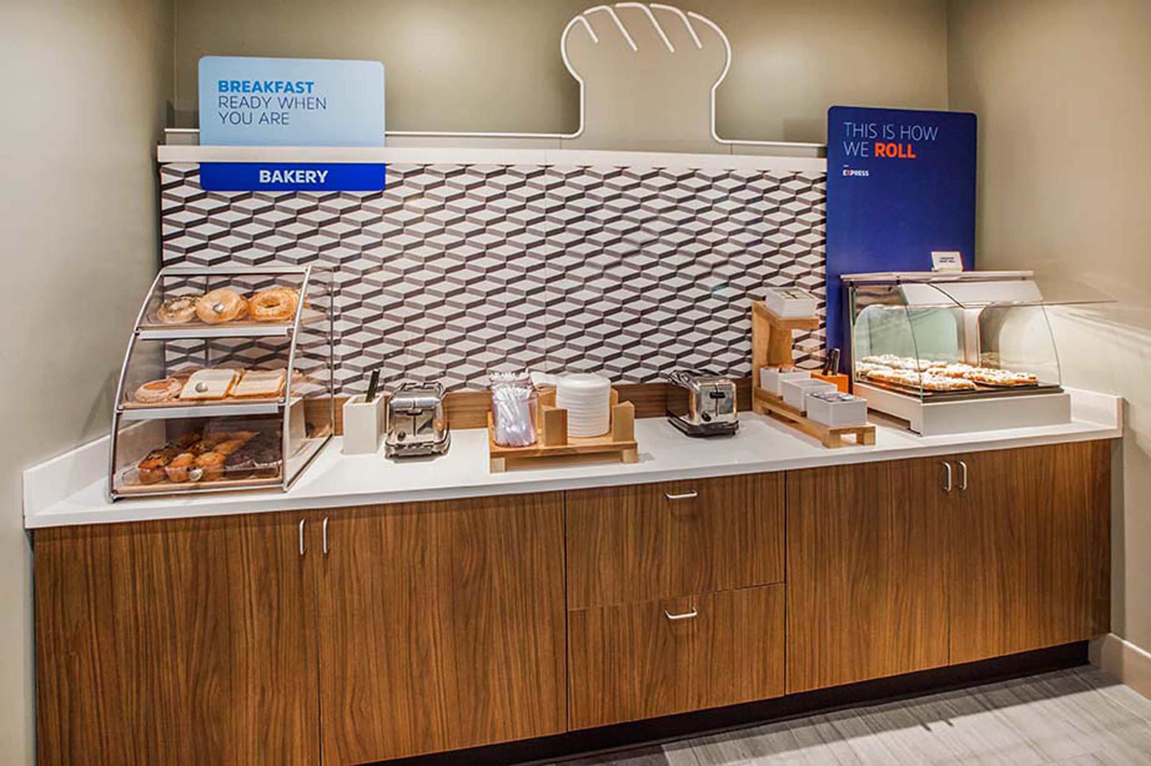 Holiday Inn Express Hotel & Suites Greensboro-East By Ihg Εξωτερικό φωτογραφία